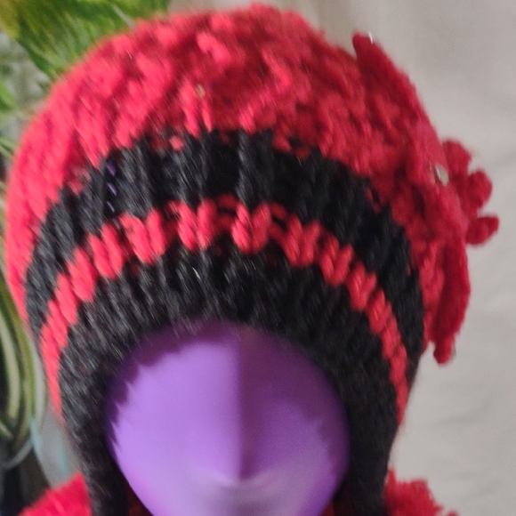NWT Stylish Red & Black Knit Pom-Pom Beanie - Picture 10 of 11